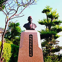 山城賢正顕彰像 山城賢正顕彰像