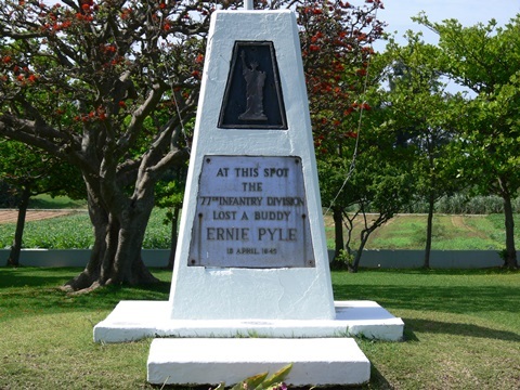 アーニーパイルの碑